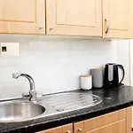 Large Garden Apartment On Golders Green High Road
