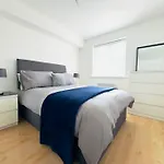 Thames View Apartment In London