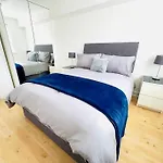 Thames View Apartment In London