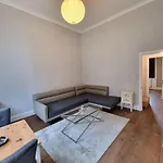 Earls Ct Apartment With Terrace