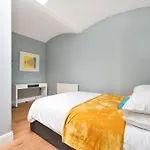 Cozy Hideaway In South Ken!