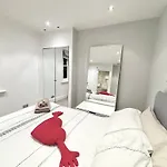 Victorian Modern Two Bedrooms Flat In West Kensington With London Skyline View