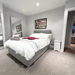 Victorian Modern Two Bedrooms Flat In West Kensington With London Skyline View