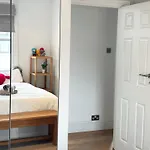 Victorian Modern Two Bedrooms Flat In West Kensington With London Skyline View