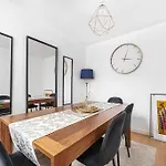 Spacious & Chic 3-Bed House Near Central London