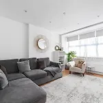 Spacious & Chic 3-Bed House Near Central London