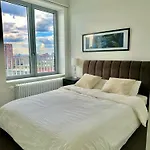 Beautiful View To Canary Wharf , O2 Arena , Near By London Excel 3-Beds
