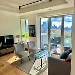 Beautiful View To Canary Wharf , O2 Arena , Near By London Excel 3-Beds
