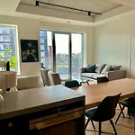 Beautiful View To Canary Wharf , O2 Arena , Near By London Excel 3-Beds