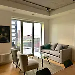 Beautiful View To Canary Wharf , O2 Arena , Near By London Excel 3-Beds
