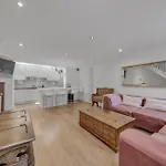 Mews House In Maida Hill With Free Parking