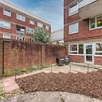 Spacious 3 Bedroom Whitechapel Apartment With Garden By Gold Stays