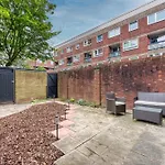 Spacious 3 Bedroom Whitechapel Apartment With Garden By Gold Stays
