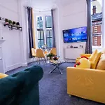 Elegant 3-Bedroom Apartment On Oxford Street 2Gc