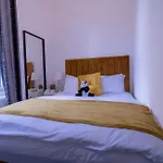 Elegant 3-Bedroom Apartment On Oxford Street 2Gc
