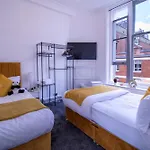 Elegant 3-Bedroom Apartment On Oxford Street 2Gc