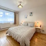 Bright & Spacious Split Level Flat In Kennington