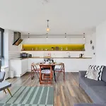 Canal View 2Bd Balcony Retreat