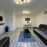 Spacious 3 Bedroom Home, With Private Driveway 5 Minutes From Excel Centre & Custom House