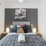 4 Bed Flat Sleeps Up To 9 Close To Brixton