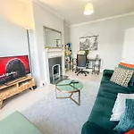 Stylish 1-Bed Flat In Willesden With Private Patio