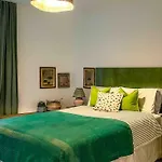 Beautiful, Quiet Flat With Patio Close To Metro