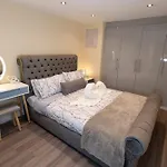 Cosy 1 Bedroom Basement Apartment With Private Patio Area