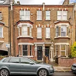 Luxurious & Modern 2 Bedroom Notting Hill Townhouse