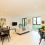 The South Wimbledon Place - Adorable 2Bdr Flat With Balcony