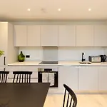 The South Wimbledon Place - Adorable 2Bdr Flat With Balcony