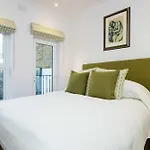 Veeve - Cosy Chic In Chelsea