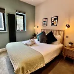 Pillow Menu! 1 Bed Garden Flat Finsbury Park