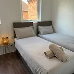 Beckton Home With Free Parking