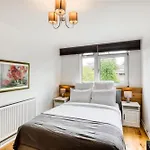 Homely 4 Bedroom House In Brixton