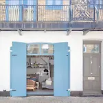 Contemporary 2 Bedroom House In Vibrant Shepherds Bush