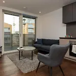 Modern 1 Bedroom Apartment With Balcony In Surrey Quays