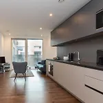 Modern 1 Bedroom Apartment With Balcony In Surrey Quays
