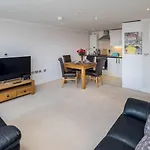 Modern Luxury Apartment, Sleeps Five, Barons Court