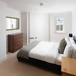 Modern Luxury Apartment, Sleeps Five, Barons Court