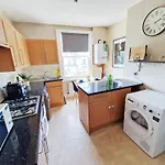 Stylish 1-Bed Flat In Willesden With Private Patio