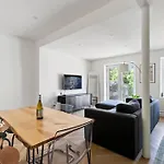 Modern 3 Bedroom Apartment In Tottenham