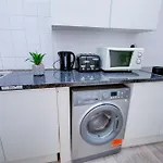 2 Bedroom And Living Room Apartment Edgware Road, Central London
