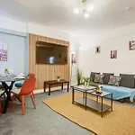 2 Bedroom And Living Room Apartment Edgware Road, Central London