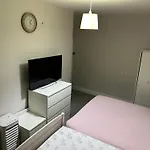 2 Bed Flat In London