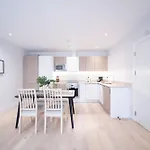 Lovely 1Br - Zone 1 - Station Nearby
