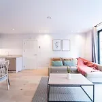 Lovely 1Br - Zone 1 - Station Nearby
