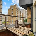A Vibrant 2 Bed & 2 Bath In Old Street Zone 1