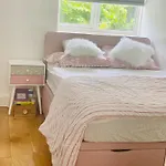 Richmond - Double Bedroom With Garden View