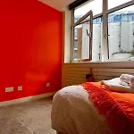 Ealing Common - Orange Apartment