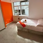 Ealing Common - Orange Apartment